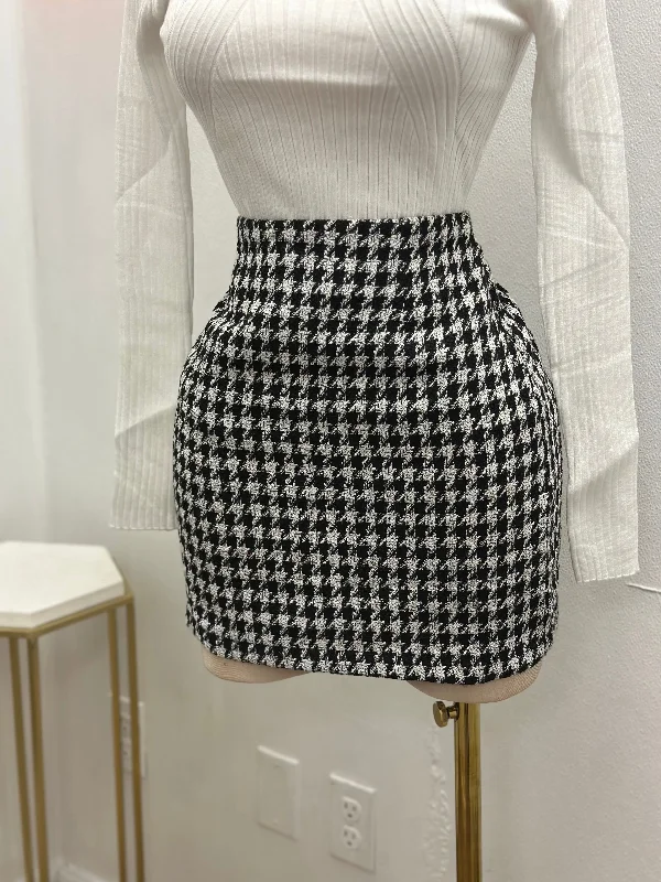 Skirts for casual elegance-Women's Low-Waisted Floral Skirts-Houndstooth Black and White Skirt- No Estira, Not Stretchy